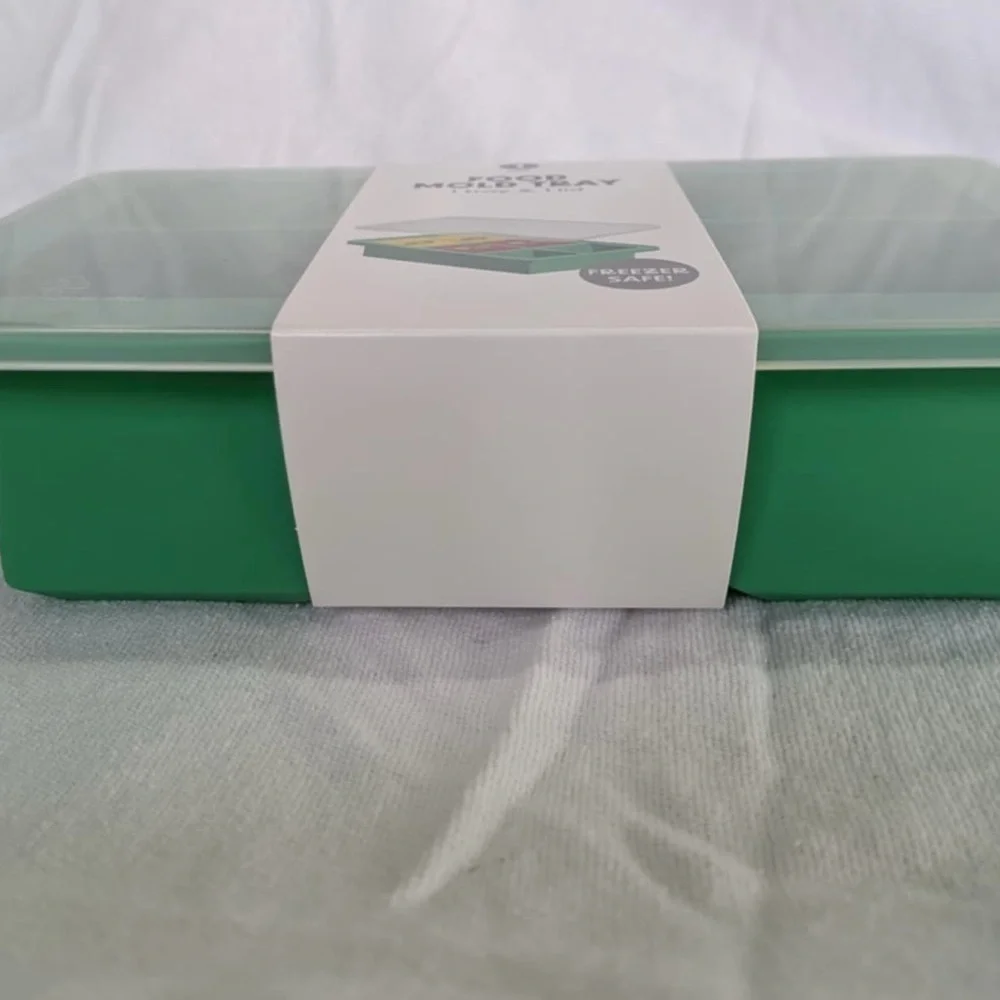 NWT food mold tray 1 tray & 1 lid. Dark green! Perfect for making baby food etc